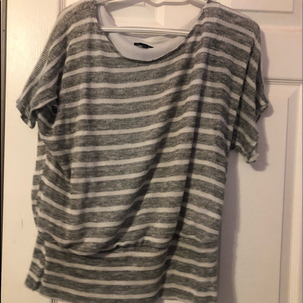 Women’s shirt with elastic bottom